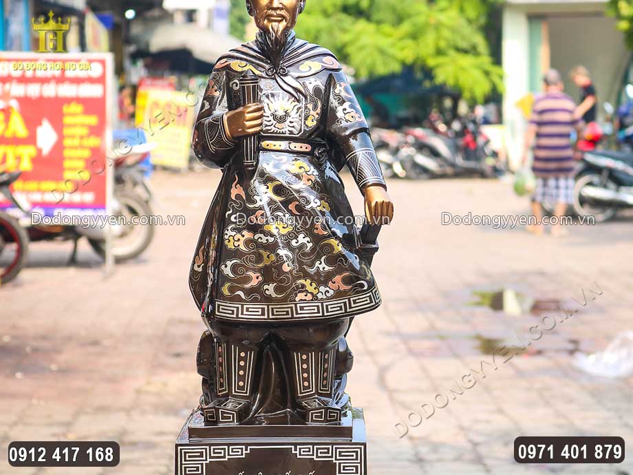 Ng&agrave;i được đ&uacute;c theo d&aacute;ng đứng v&ocirc; c&ugrave;ng uy nghi&ecirc;m